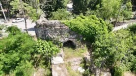 Asırlık sur kalıntıları otlar ve sarmaşıkların arasında kayboldu