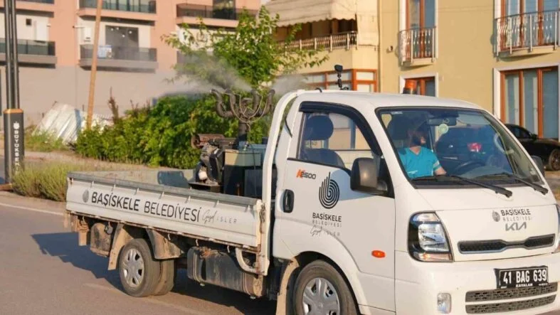Başiskele’de sinek ve haşerelere karşı ilaçlama çalışmaları sürüyor