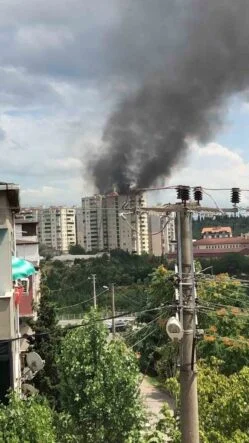 Gebze’de bina çatısı alevlere teslim oldu
