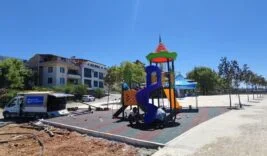 Gölcük Ulaşlı Sahili’ne yeni çocuk oyun alanı inşa ediliyor