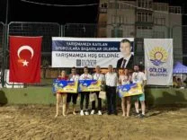 Gölcük’te 304 minik sporcunun plaj voleybolu heyecanı