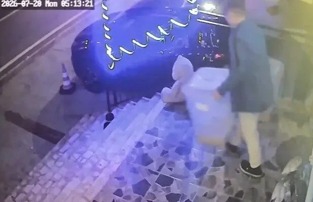 İlginç hırsızlık: Petshop önündeki mama kutusunu çaldı