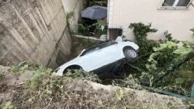 Kontrolden çıkan otomobil 5 metrelik yükseklikten uçtu: 2 kişinin burnu bile kanamadı, 1 yaralı