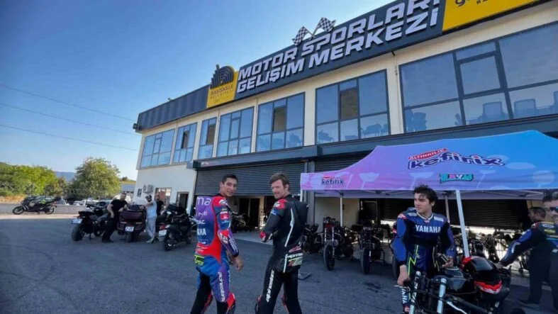 Milli motosikletçiler ve oyuncu Kıvanç Tatlıtuğ Kocaeli’de piste çıktı