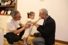 Minik Lina’nın tedavi yolculuğuna destek