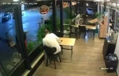 Motosiklet lokantada oturan müşteriye çarptı