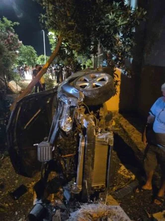Otomobil 15 metrelik apartman boşluğuna düştü: 2 yaralı