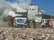 Park halindeki çekici alevlere teslim oldu