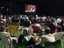 Sandalyeyi kapan açık hava sinemasına koştu