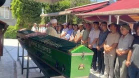 Tatil yolunda can veren anne ve kızı toprağa verildi