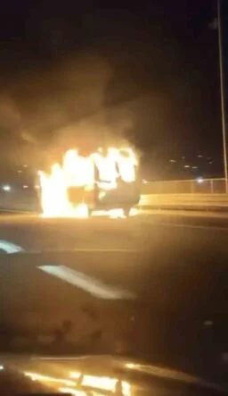 TEM Otoyolu’nda minibüs alev alev yandı