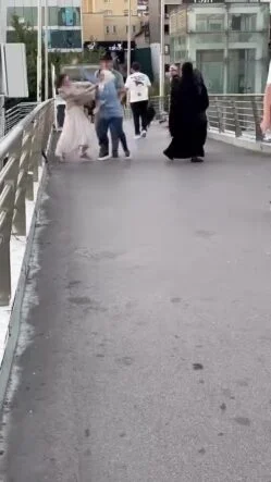 Üst geçitte hemcinsini darp etti: O anlar kamerada