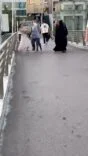 Üst geçitte hemcinsini darp etti: O anlar kamerada
