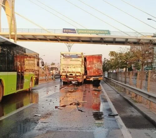 D100’de tıra çarpan kamyonun kupası ezildi: Sürücü sıkıştı