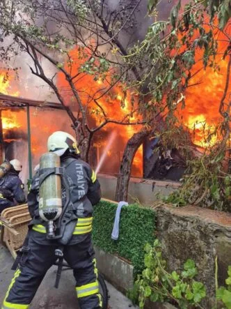 Ev alevlere teslim oldu, mahsur kalan engelli kadını itfaiye kurtardı