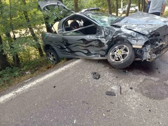 İzmit’te iki otomobil çarpıştı: 3 yaralı