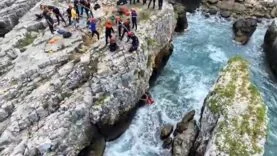 Kayalıklarda halatlı kurtarma