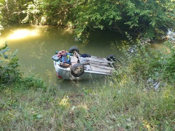 Otomobil dereye yuvarlandı, sürücü yaralandı