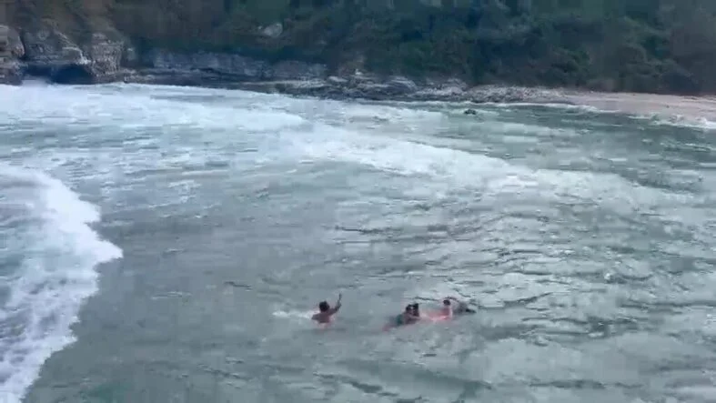 Yasağa rağmen denize girdiler: Baba ve 2 çocuğu ölümden döndü