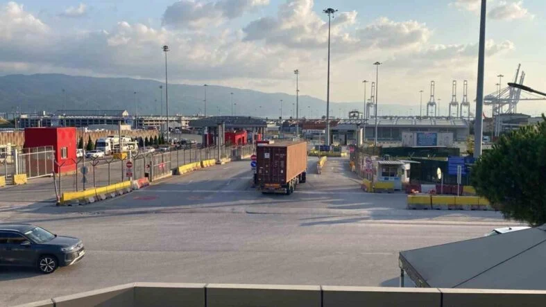 Yüksekten düşen liman vinci operatörü yaralandı