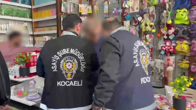 10 yıldır aranan firari dükkanında yakalandı, kelepçeye itiraz etti
