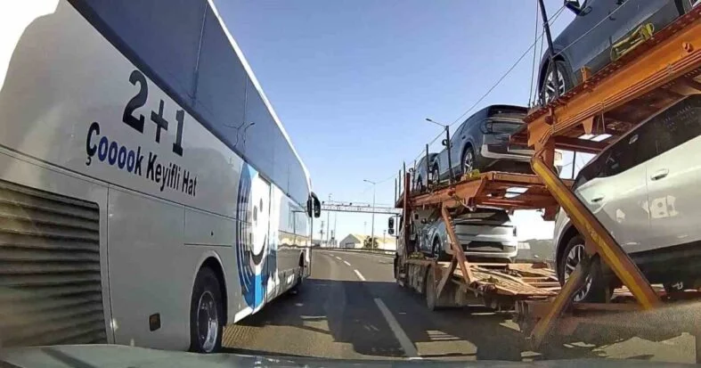 Ani şerit değişikliği faciaya davetiye çıkardı: Kazaya ramak kala