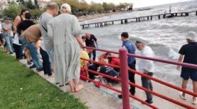Arkadaşıyla tartışıp denize atlayan kadın boğulma tehlikesi geçirdi