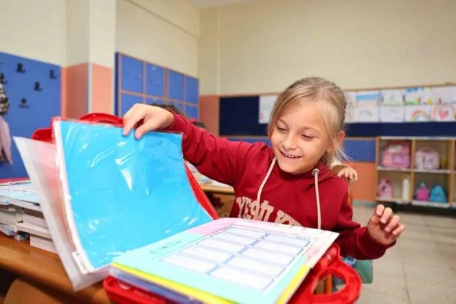 Başiskele’de miniklere kırtasiye hediyesi