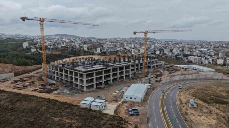 Çayırova’da yapımı süren 200 yataklı devlet hastanesi yükseliyor
