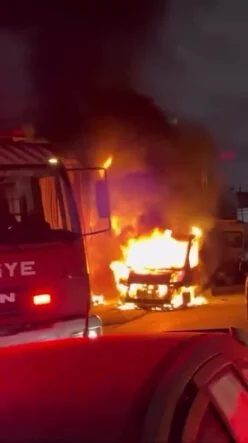Dükkandan yükselen alevler otomobile sıçradı