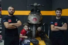 Gece yarısı çalışırken gördü, emeğini motosikletle ödüllendirdi