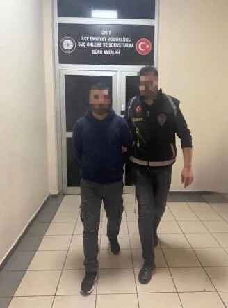 Kendisini polis olarak tanıtıp 3,5 milyon lira dolandırdı, kuyumcuda altın alırken yakalandı