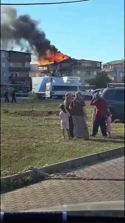 Kocaeli’de çatı alevlere teslim oldu