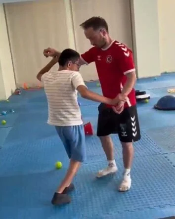 Körfez’in özel sporcularından zafer pozu
