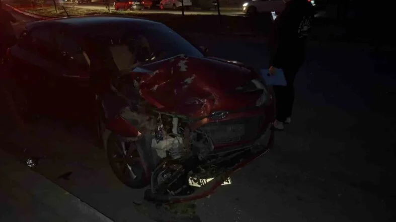 Virajı alamayan otobüs iki otomobile çarptı: Ölümle burun buruna geldiler
