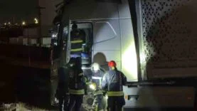 Yoldan çıkan tır bariyerleri aştı, sürücü kayıplara karıştı