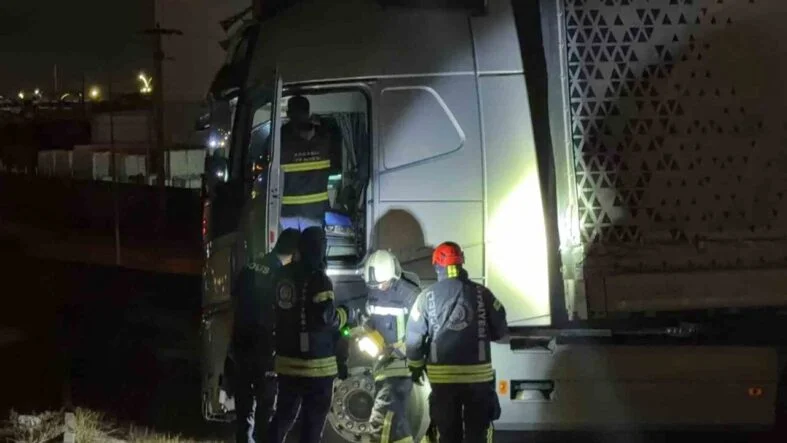 Yoldan çıkan tır bariyerleri aştı, sürücü kayıplara karıştı
